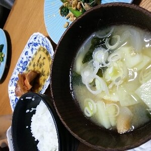 *まるで定食屋！じゃがいもとたまねぎのお味噌汁*